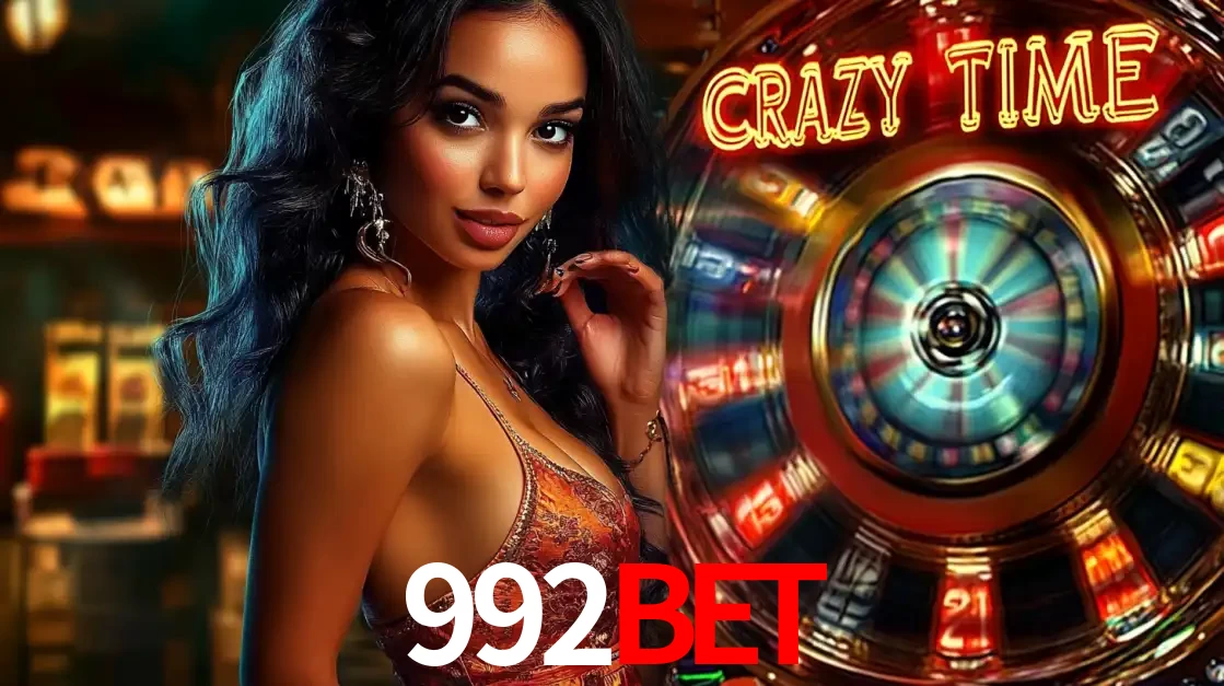 Mulher elegante ao lado da vibrante roda da fortuna do jogo de cassino ao vivo Crazy Time, um dos game shows mais populares e cheios de prêmios do 992BET.